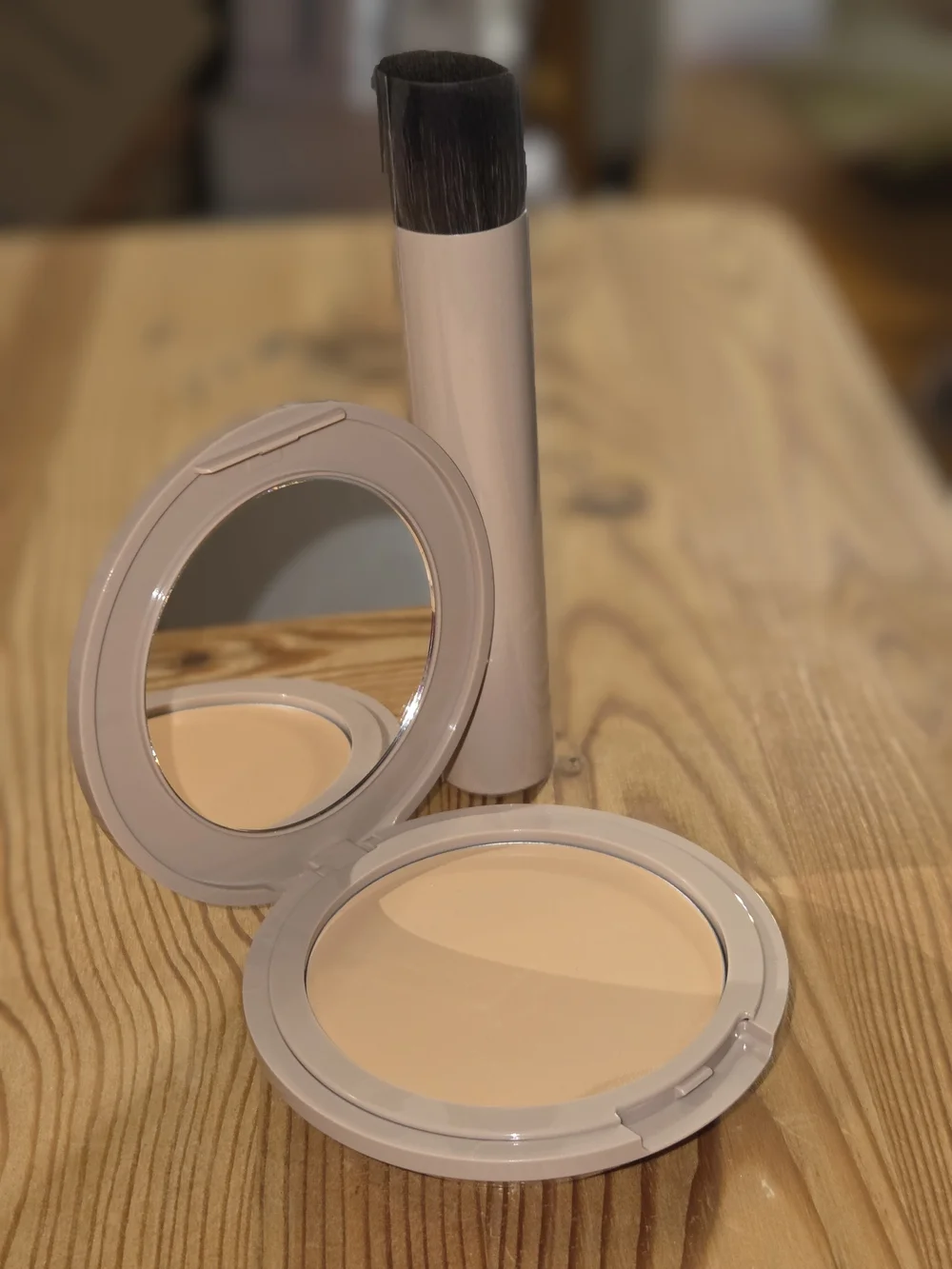 No Makeup Makeup Compact (Shade Light) and Foundation Brush